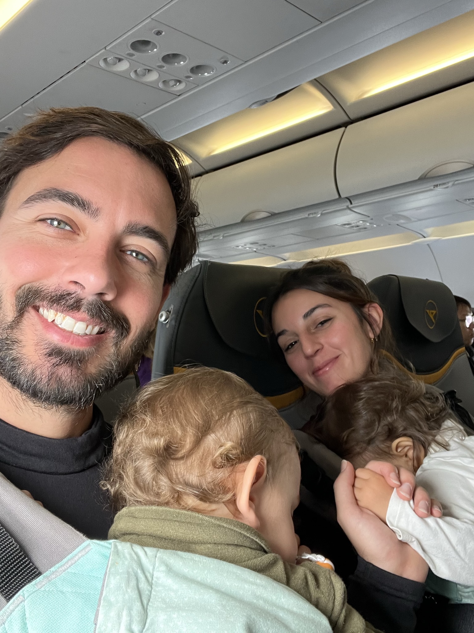 volar con bebés, familia con bebés dormidos en avión