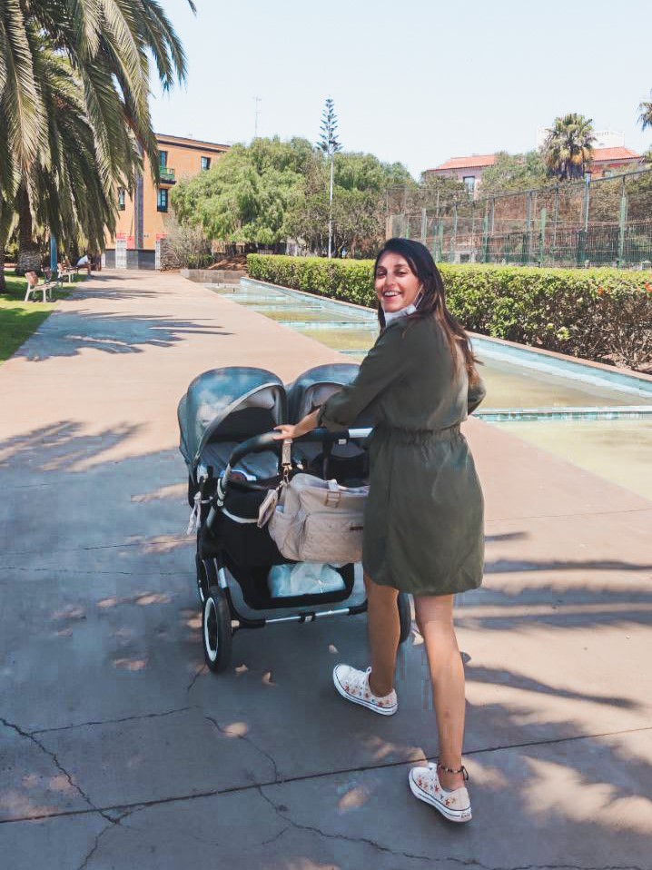 Mamá con bebés en carro bugaboo donkey