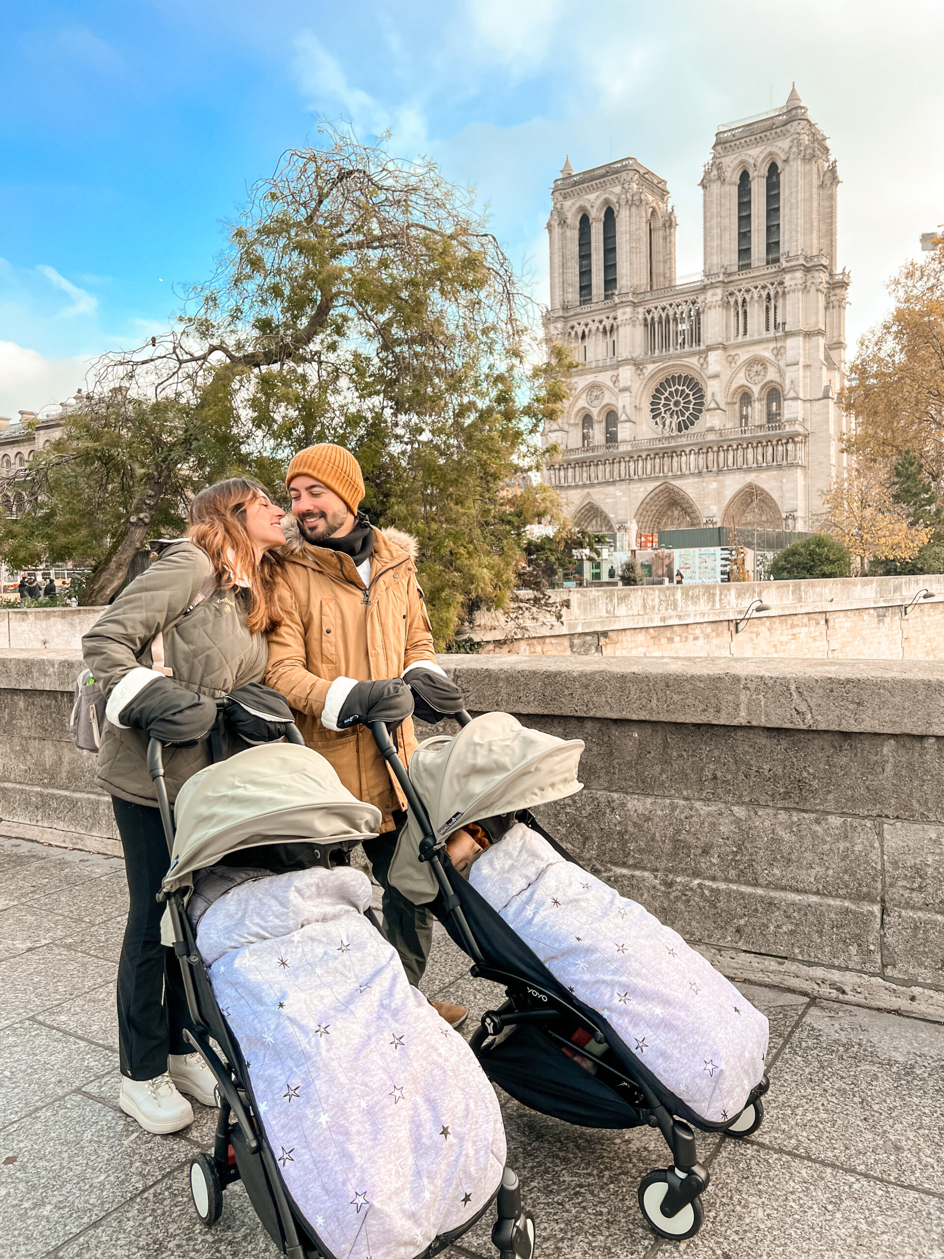 padres de viaje con bebés en carrito YOYO
